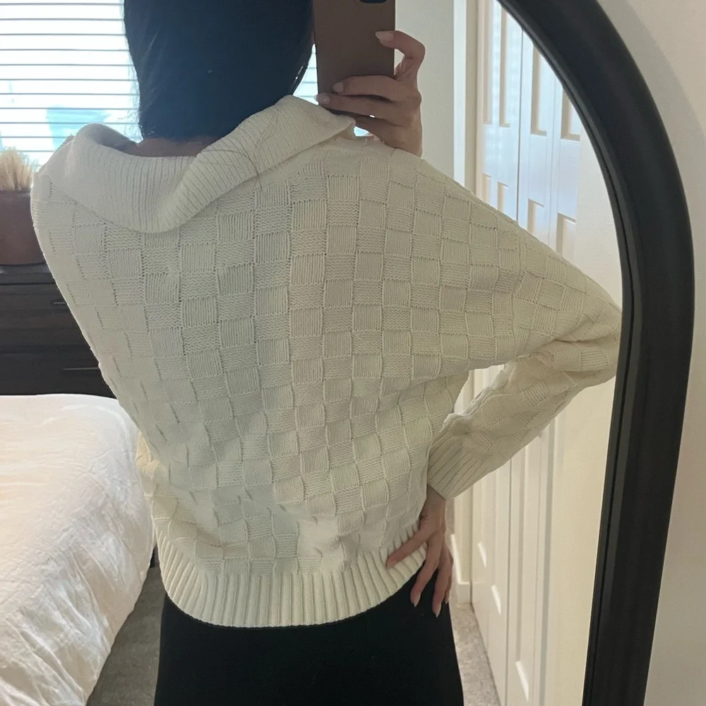 Abercrombie & Fitch V-Neck Collared Cream Sweater - Picture 3 of 5